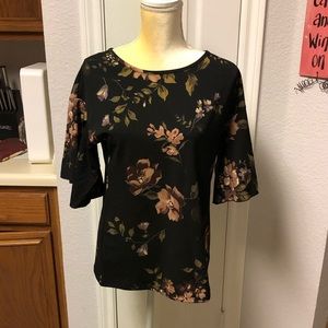 Les Amis Black Floral Ruffle Short Sleeve Top